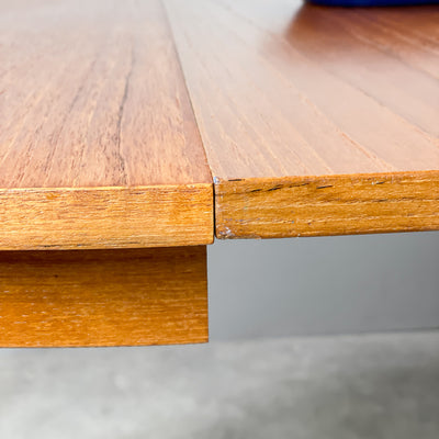 Runt matbord i teak
