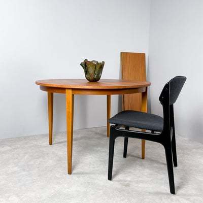 Runt matbord i teak