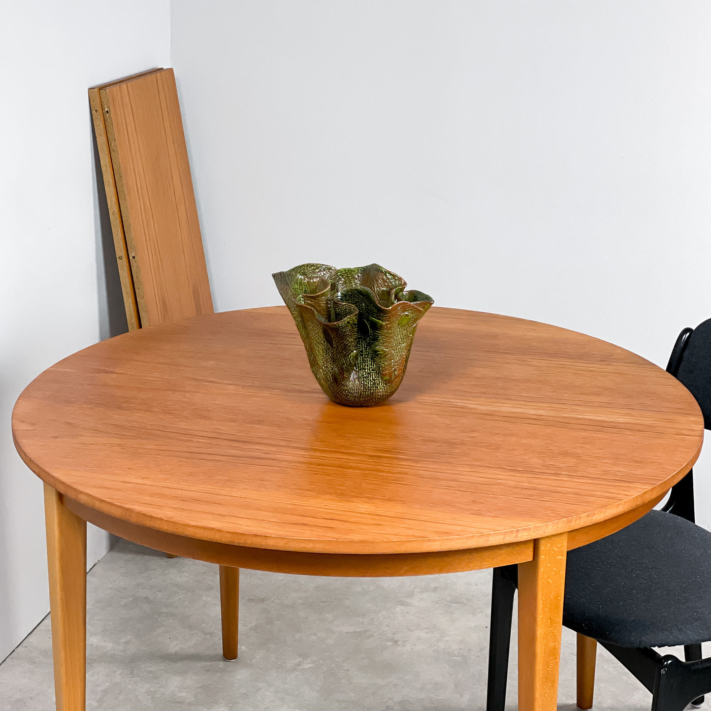Runt matbord i teak
