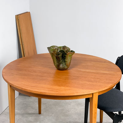 Runt matbord i teak