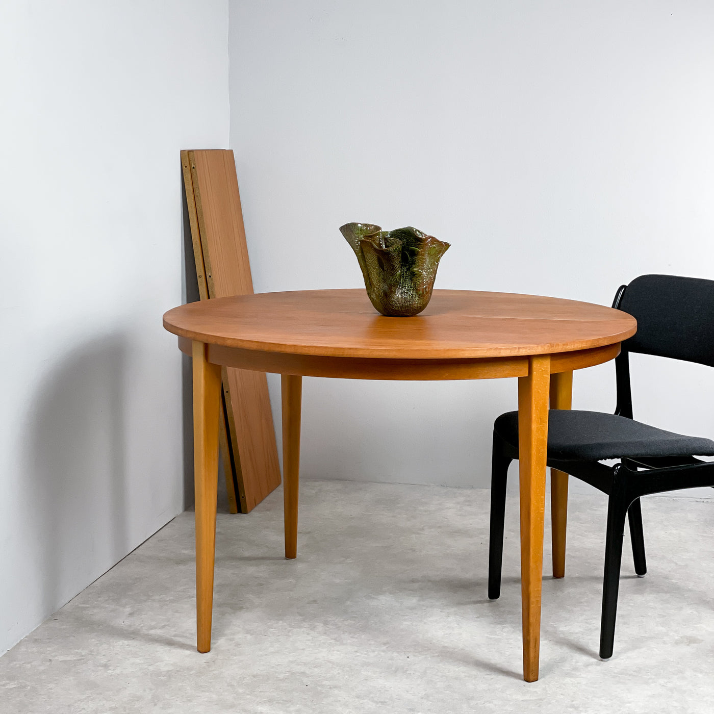 Runt matbord i teak