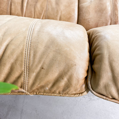 Soffa i naturfärgat läder