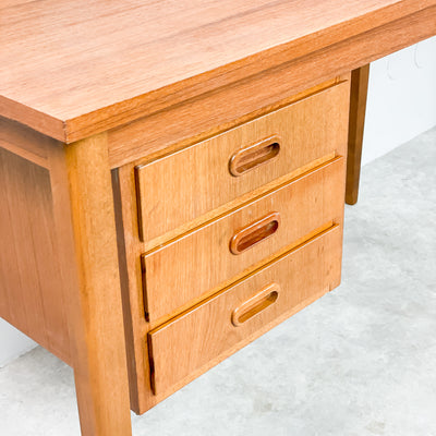 Skrivbord i teak