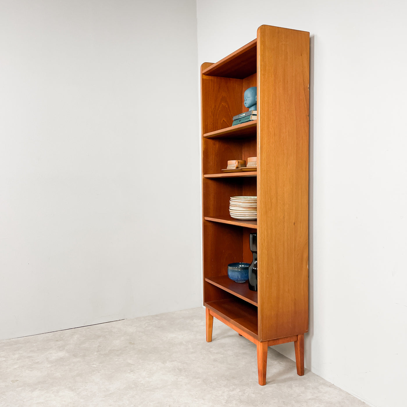Smal bokhylla i teak