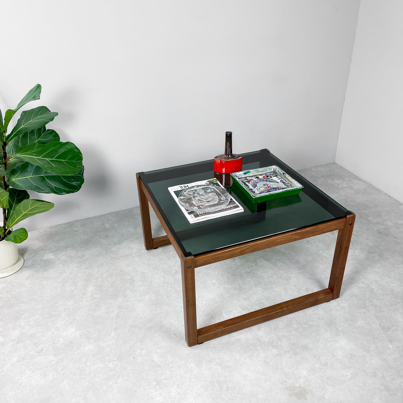 Soffbord i teak och rökfärgat glas