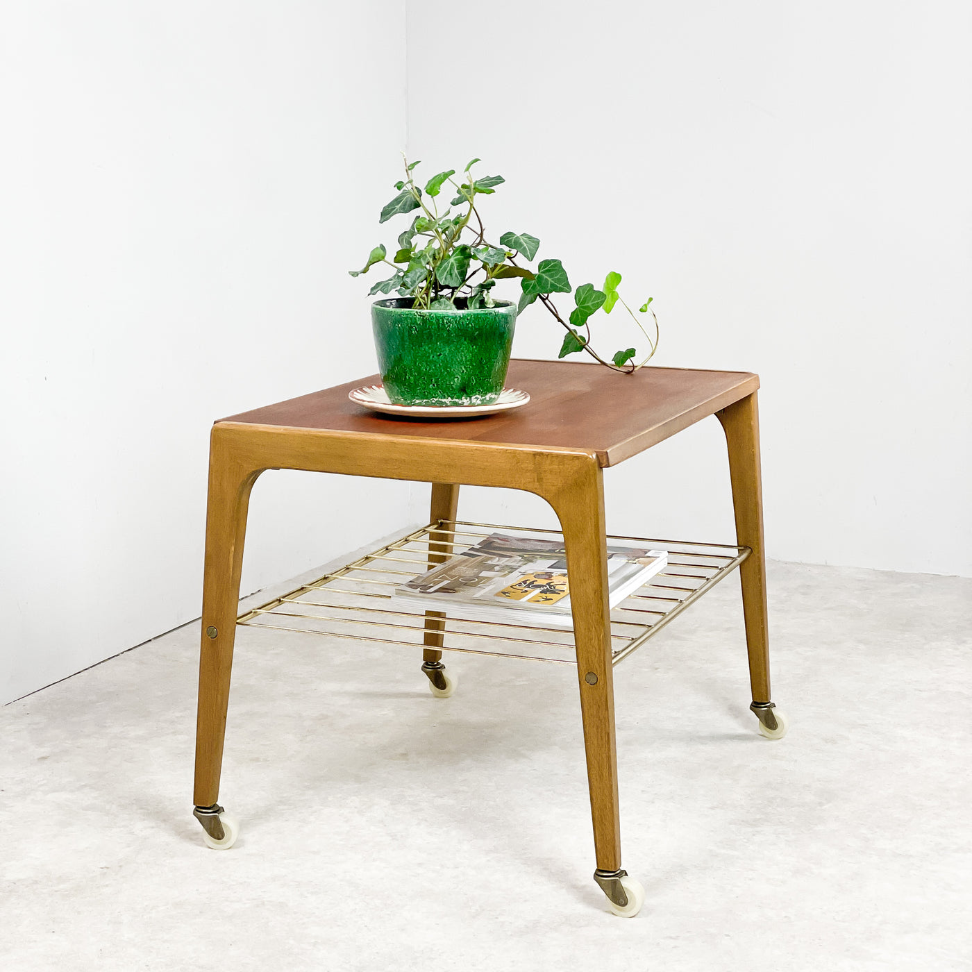 Soffbord i teak med stringhylla