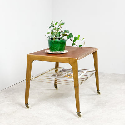 Soffbord i teak med stringhylla