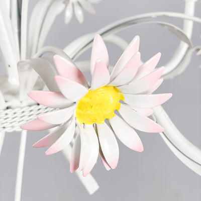 Takkrona i vit metall med blommor