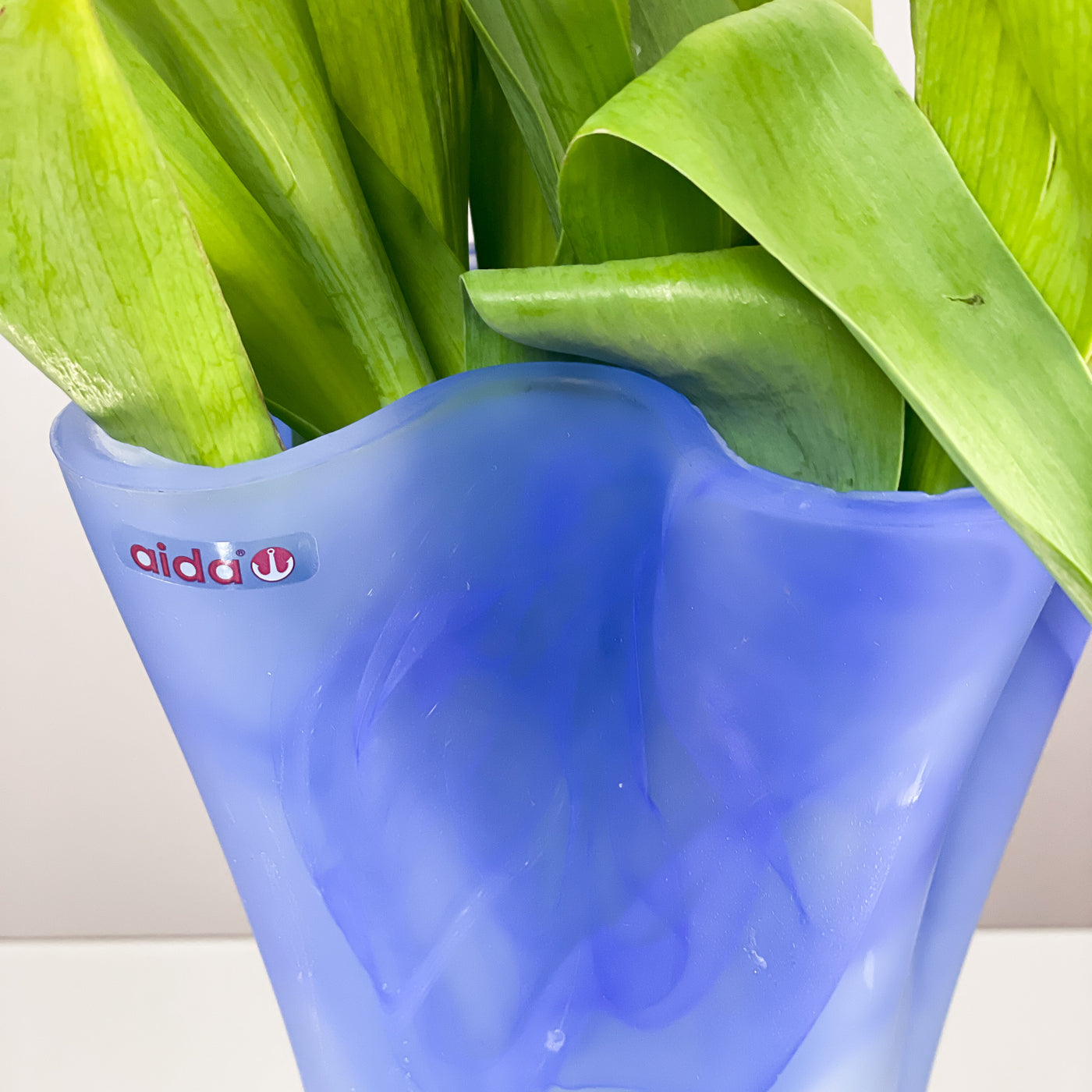 Tulpanvas i blått glas