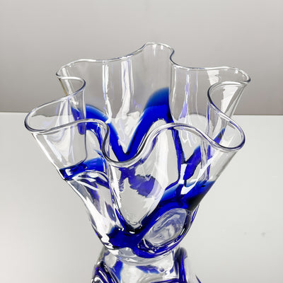 Tulpanvas i glas med blå mönster