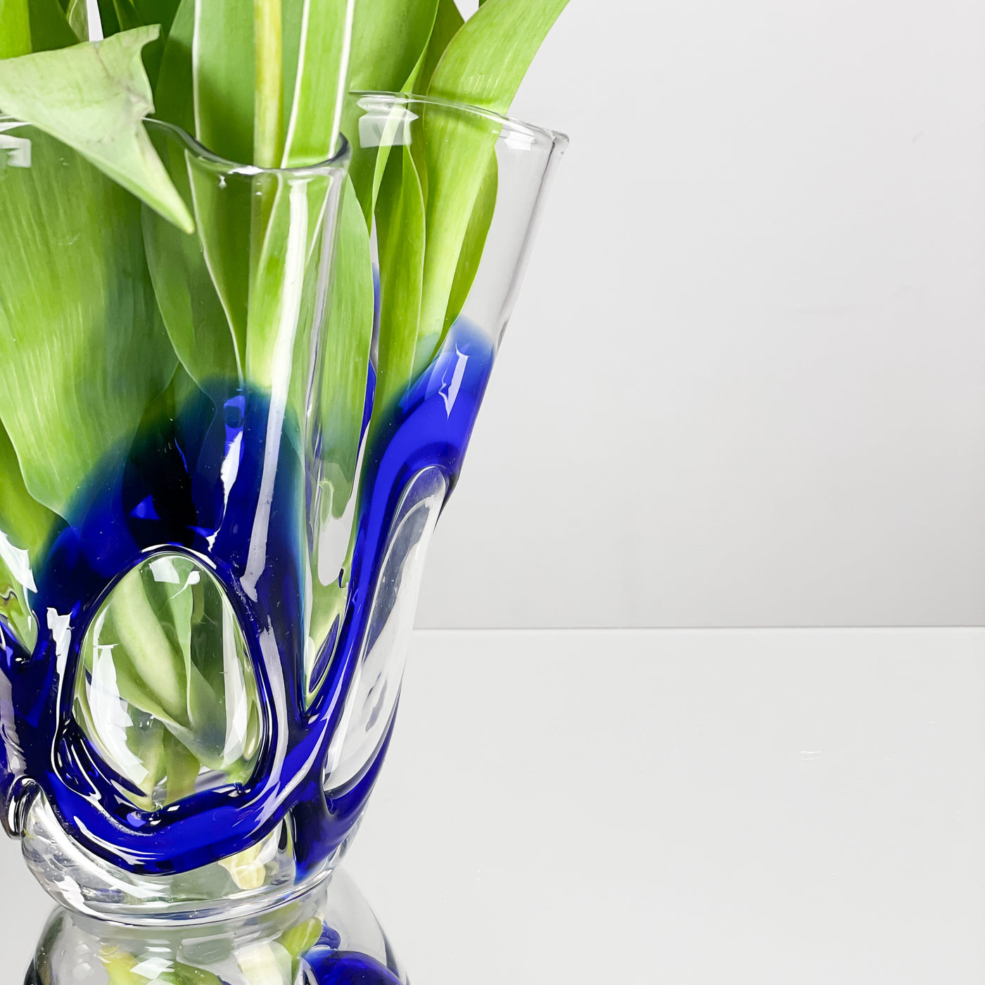 Tulpanvas i glas med blå mönster