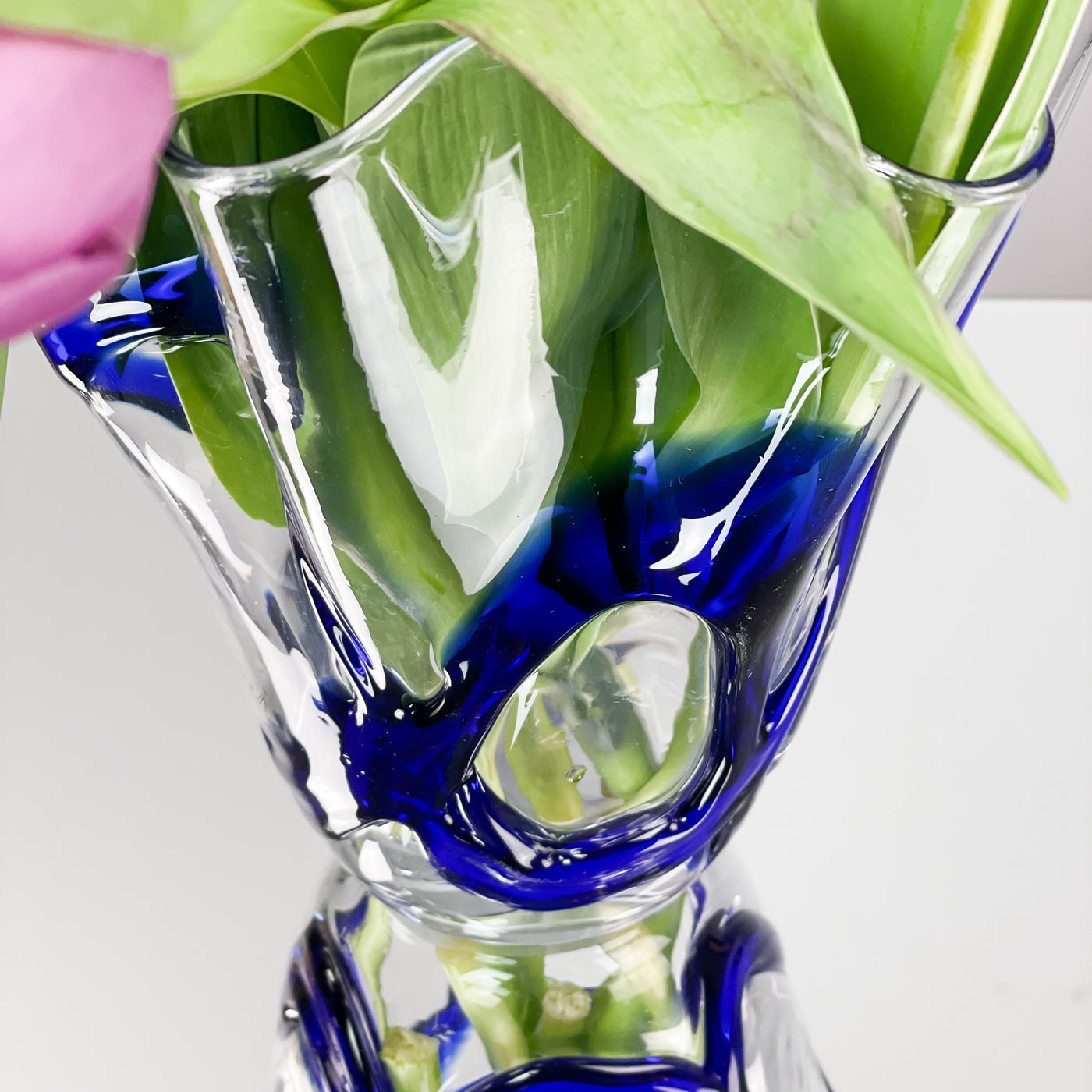 Tulpanvas i glas med blå mönster