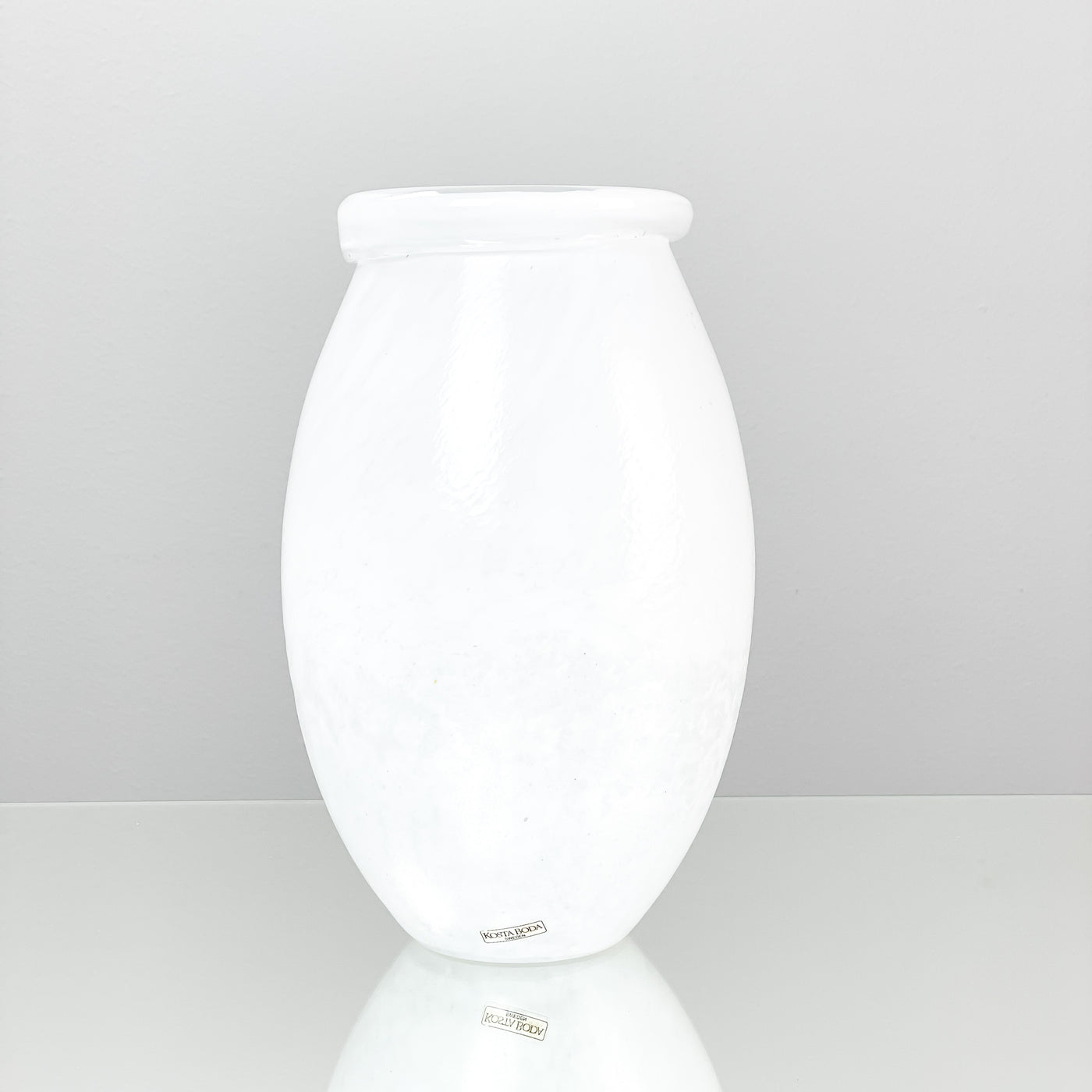 Vit glasvas - Kosta Boda